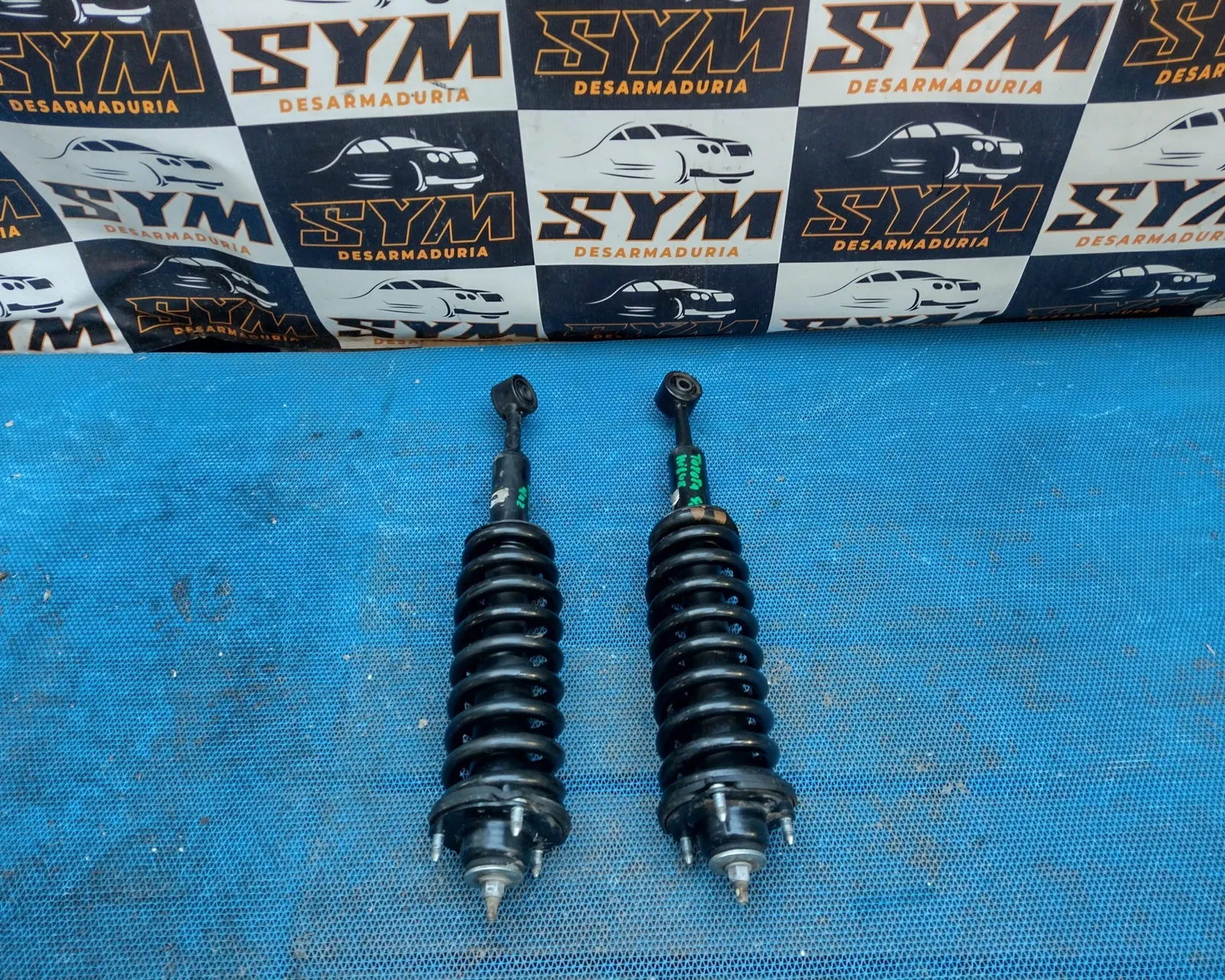 Amortiguadores Delanteros Toyota Hilux · OEM amp0002 · compatible Toyota Hilux · usado bueno · Repuesto Verde